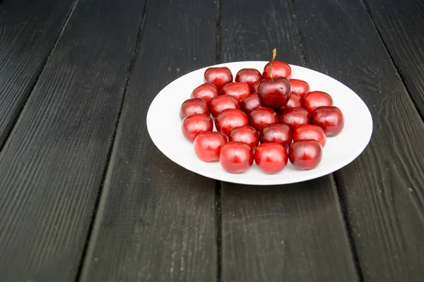 Cerezas Maduras Sobre Fondo Madera — Foto de Stock