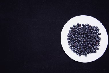 Ahşap arka planda olgun yaban mersini