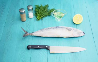 Mutfakta donmuş uskumru var.