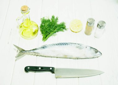 Mutfakta donmuş uskumru var.