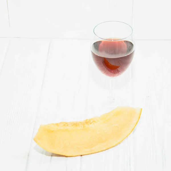 Copa Vino Tinto Melón Sobre Fondo Claro —  Fotos de Stock