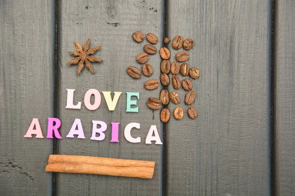 Arka planda kahve çekirdekleri. Yakın plan.