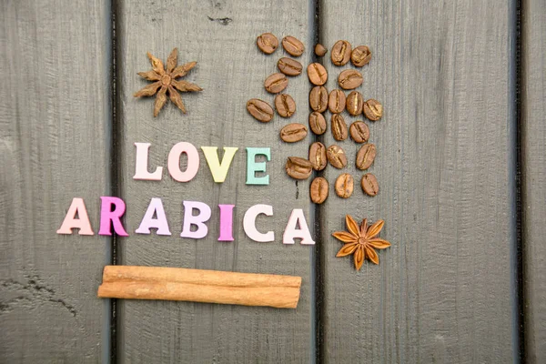 Arka planda kahve çekirdekleri. Yakın plan.