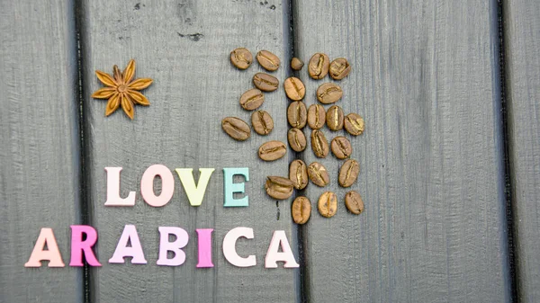 Arka planda kahve çekirdekleri. Yakın plan.