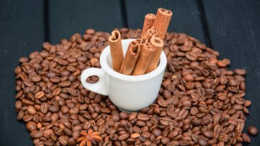 Arka planda kahve çekirdekleri. Yakın plan.