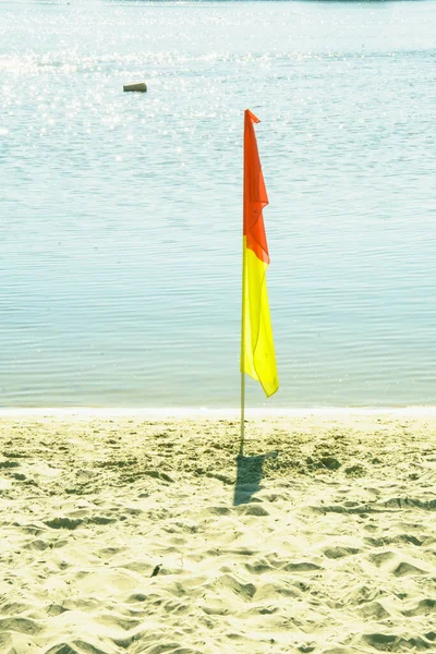 Bandeira Amarelo Vermelha Para Proibição Nadar Uma Lagoa Verão — Fotografia de Stock