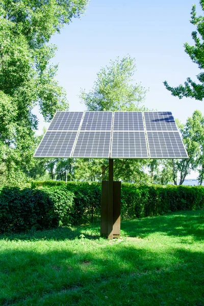 Büyük bir güneş paneli elektrik sağlamak için dışarıda duruyor.