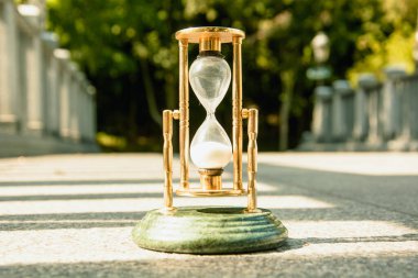 Güzel kum saati, güzel doğanın arka planında duruyor.