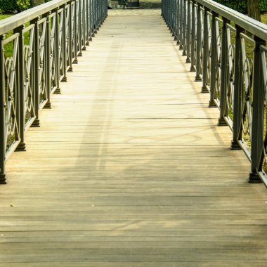 Güzel bir parkta büyük, güzel, ahşap bir yol.