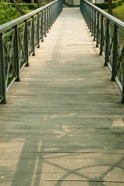 Güzel bir parkta büyük, güzel, ahşap bir yol.