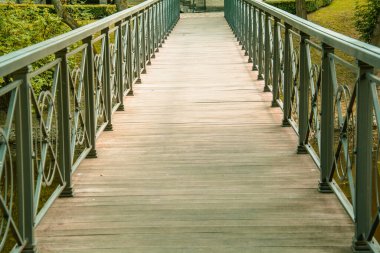 Güzel bir parkta büyük, güzel, ahşap bir yol.