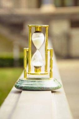 Güzel kum saati, güzel doğanın arka planında duruyor.