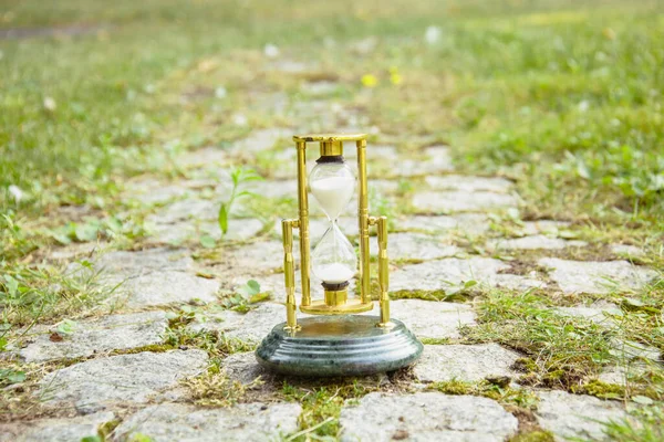 Красивий Золотий Пісочний Годинник Фоні Природи — стокове фото