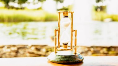 Doğanın arka planında güzel bir altın kum saati