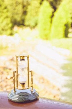 Doğanın arka planında güzel bir altın kum saati