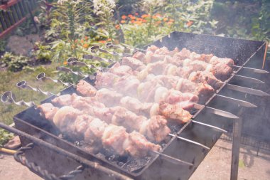 Yazın ızgarada barbekü