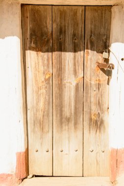Çamurdan bir kulübede antik ahşap kapılar