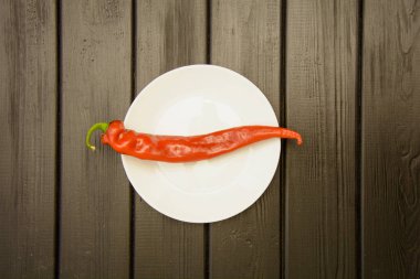 Koyu arkaplanda kırmızı, lezzetli, sulu biberler.