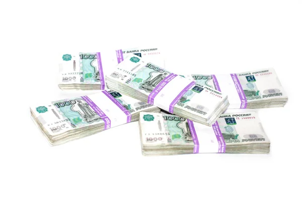 Bündel russischer Papierscheine im Wert von tausend Rubel liegen chaotisch auf weißem Hintergrund — Stockfoto