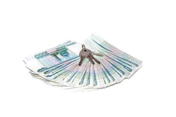 Kulcs és orosz pénz bankjegyek rubel fehér elszigetelt háttér. a névleges értéke több ezer. Gazdag koncepció — Stock Fotó