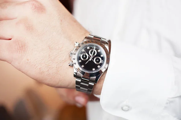 Uhren Nahaufnahme auf männliche Hand Geschäft oder Modekonzept — Stockfoto