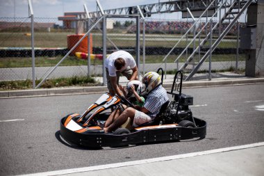Kart hızı, kapalı muhalefet yarış gidin. Karting yarışma veya yarış araba sürme