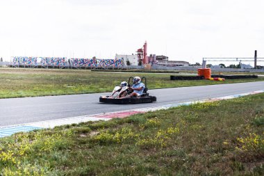 Kart hızı, kapalı muhalefet yarış gidin. Karting yarışma veya yarış araba sürme