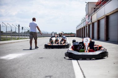 Kart hızı, kapalı muhalefet yarış gidin. Karting yarışma veya yarış araba sürme