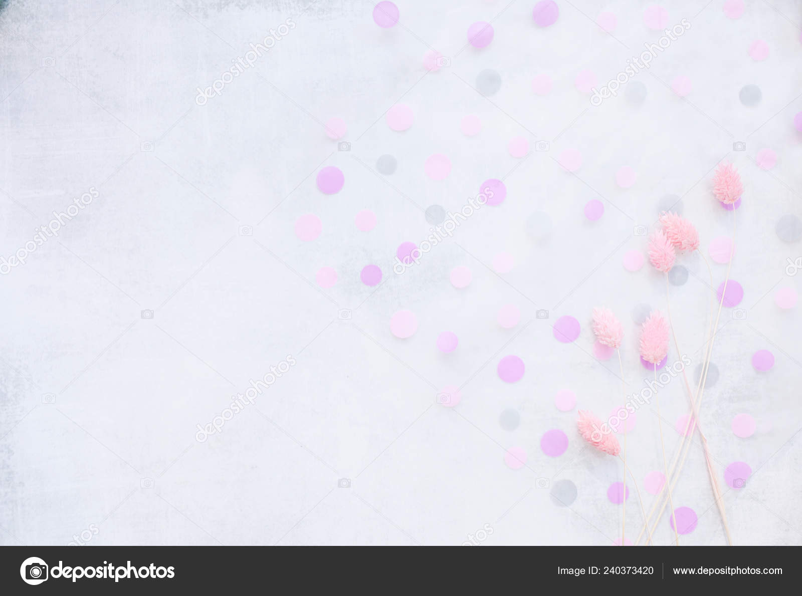 Fundo cinza claro macio com bolinhas rosa e flores rosa. espaço de cópia .  — Foto © Burkkina_Fasso #240373420, image size:1600x1190