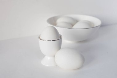 Beyaz bir arka plan, metin, yatay görüntü için yer ile minimal tasarım üzerinde Paskalya dekorasyon beyaz yumurta