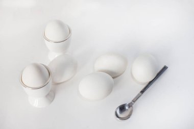 İki stand için yumurta beyaz bir arka plan üzerinde beyaz yumurta kadar kapatın. sağlık gıdalar kilo kaybı ve kas kazanç için