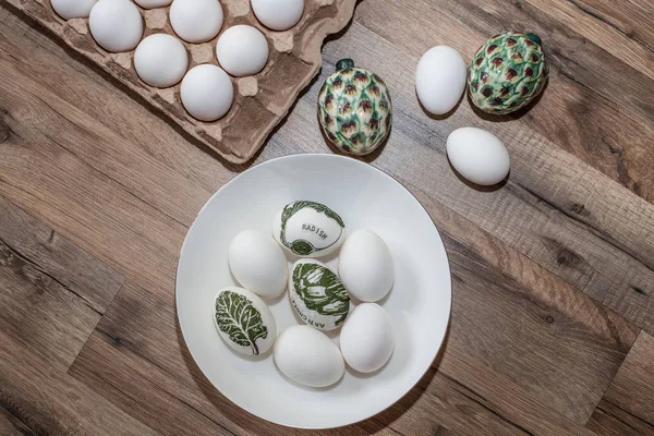 Huevos Blancos Decoración Pascua Sobre Fondo Madera Diseño Minimalista Con — Foto de Stock