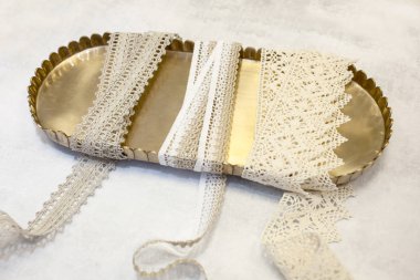 Natürmort vintage tarzı Pamuk Dantel ile trim bobinler ve dikiş aksesuarları