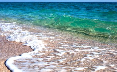 Yaz, sakin masmavi deniz ve altın plaj. Şeffaf dalga. Seyahat ve tatil sıcak ülkelerde