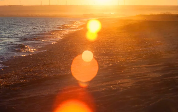 Puesta de sol de oro en la playa y un gran punto culminante. Viajes y vacaciones, relajación, hora de verano — Foto de Stock