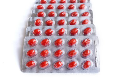 Beyaz arka plan üzerinde izole kırmızı hapları sürüsü kadar kapatın