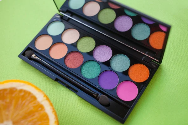 Paleta de maquiagem cosmética multicolor, paleta de sombra de olhos, textura de sombras coloridas — Fotografia de Stock