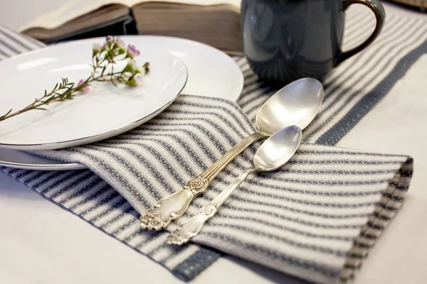 表设置与白色蓝色亚麻餐巾白色板和勺子复古风格 — 图库照片