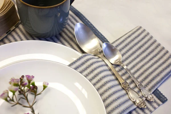简单的桌子设置与白色蓝色亚麻餐巾复古风格 — 图库照片