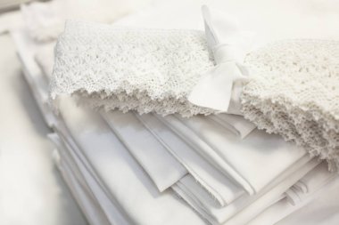 doğal beyaz kumaşlar, yatak ve dantel için bir hayranı olarak yığılmış