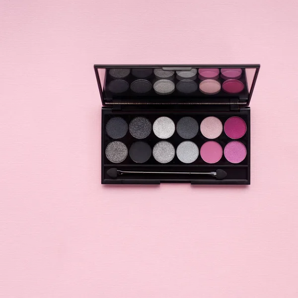 Tavolozza di cosmetici rosa e grigi, tavolozza di ombretti, texture di ombre colorate — Foto Stock