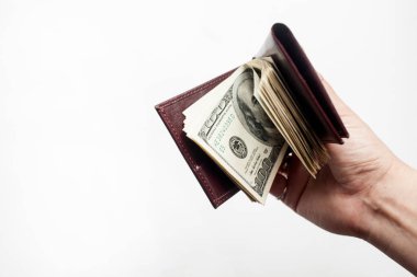 Bir el bir cüzdan dolu 100 dolar faturaları beyaz bir arka planda izole. Boşluk Kopyala