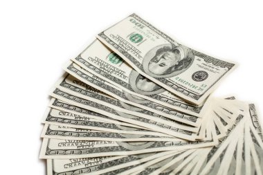 Beyaz arka planda izole yüz dolar faturaları yakın kadar fan