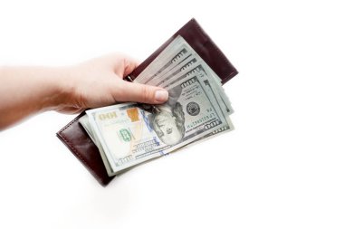 Kadın el yeni 100 dolarlık banknotlar kalın bir tomar ile kahverengi cüzdan açtı tutar. Beyaz arka plan üzerinde izole.