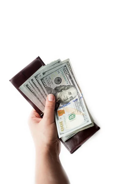 Die weibliche Hand hält eine geöffnete braune Geldbörse mit einem dicken Bündel neuer Hundert-Dollar-Scheine in der Hand. isoliert vor weißem Hintergrund. vertikal — Stockfoto