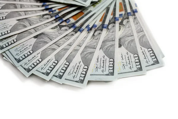 白の背景に分離された新しい百ドル紙幣のファン — ストック写真