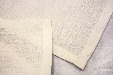 bir desen ile bir sütlü beyaz peçete kumaş örneği. Tekstil imalatı