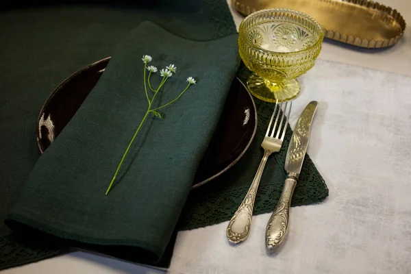 Table setting with green linen napkins vintage style — Stock Photo, Image