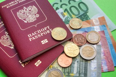 İki Rus yabancı pasaport ve yeşil renkli clpse kadar çeşitli mezheplerin ve Eurocent euro notlarını