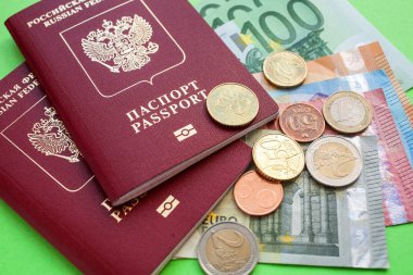 İki Rus yabancı pasaport ve yeşil renkli closw en iyi görünümü kadar çeşitli mezheplerin ve Eurocent euro notlarını